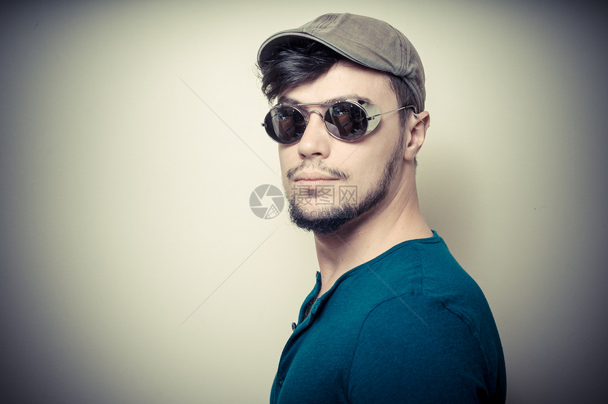 现代年轻时尚男子的帽子工作室蓝衬衫太阳镜色调男性男人发型衬衫成人图片