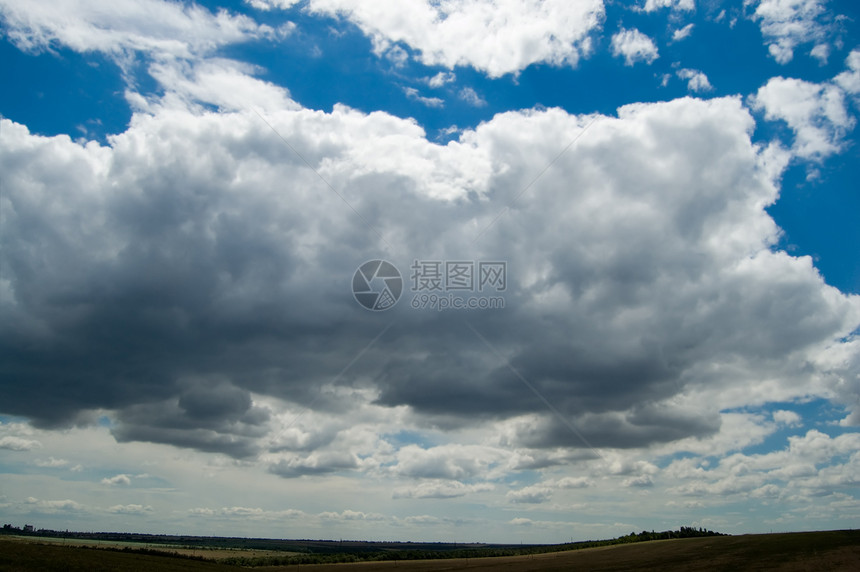 低云天空林带蓝色收获天际村庄草原沟壑农田农场图片