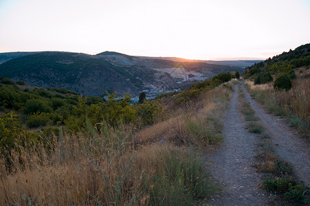 土山泥山路血统日落山脉偏见绿色天空爬坡小路震惊背景