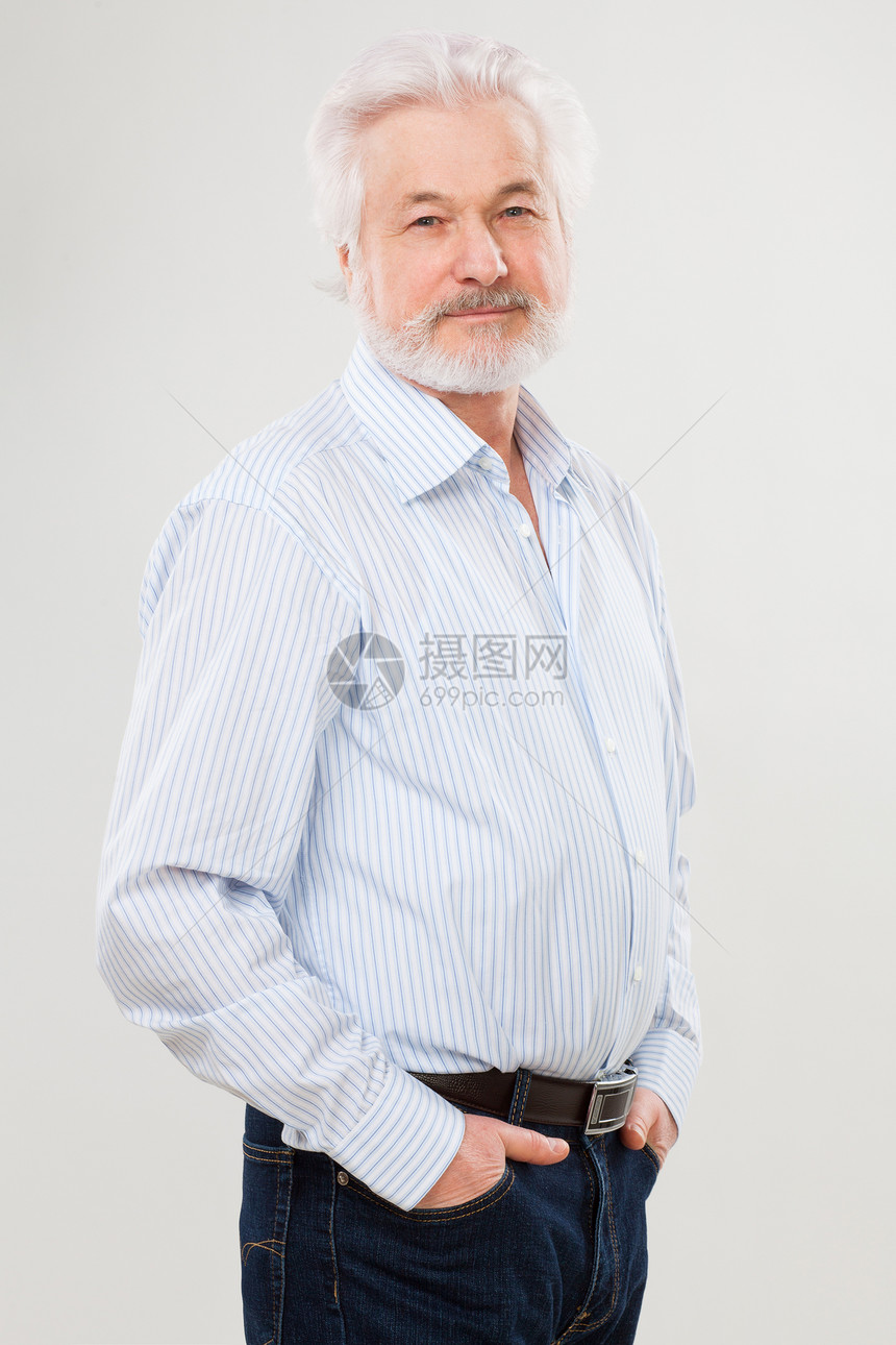 留胡子的英俊长胡子老人胡须祖父灰色老年头发男人男性白色微笑喜悦图片