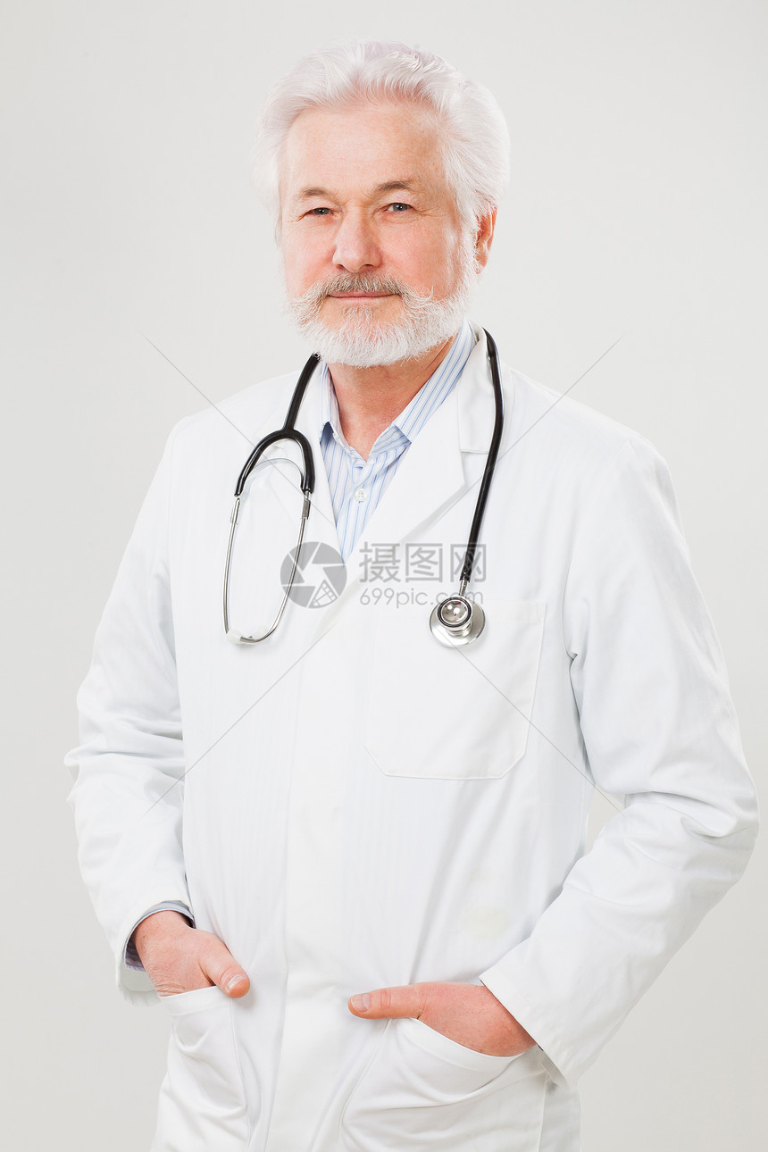 穿制服的英俊老年医生灰色胡子白色男人微笑祖父男性胡须喜悦头发图片
