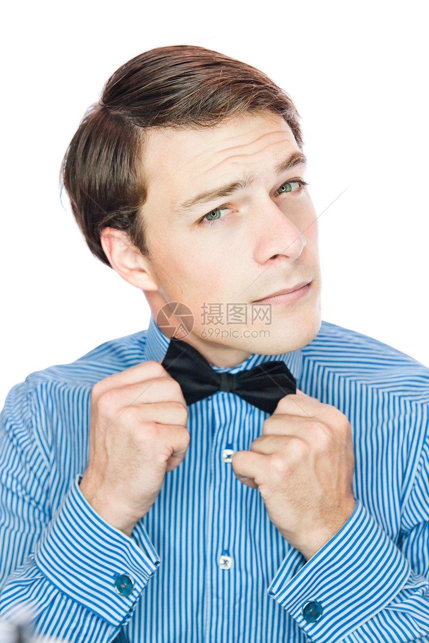 英俊的老式绅士调整领结工作室男人蓝色剥离衬衫领带男性衣服衣领头发图片