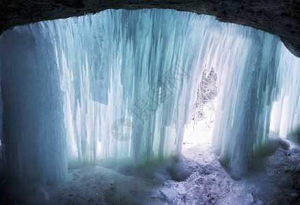 在自然冬季洞穴内高清图片