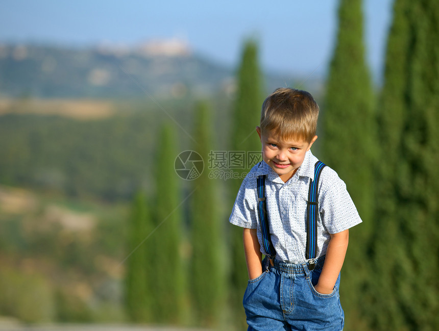 托斯卡纳快乐男孩蓝色幸福绿色婴儿胡同喜悦旅行假期孩子男生图片