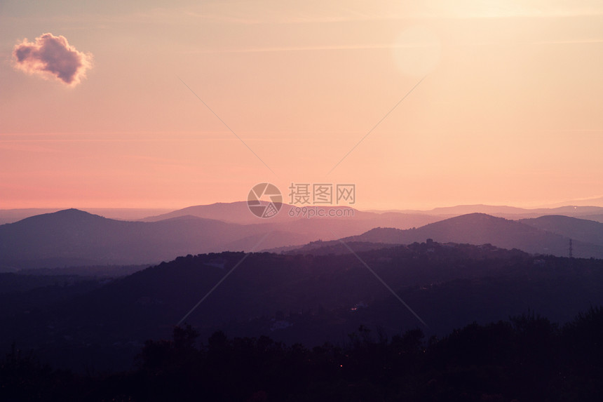 迷雾的山岳环境阴霾气候日落太阳山脉地平线风景天空丘陵图片