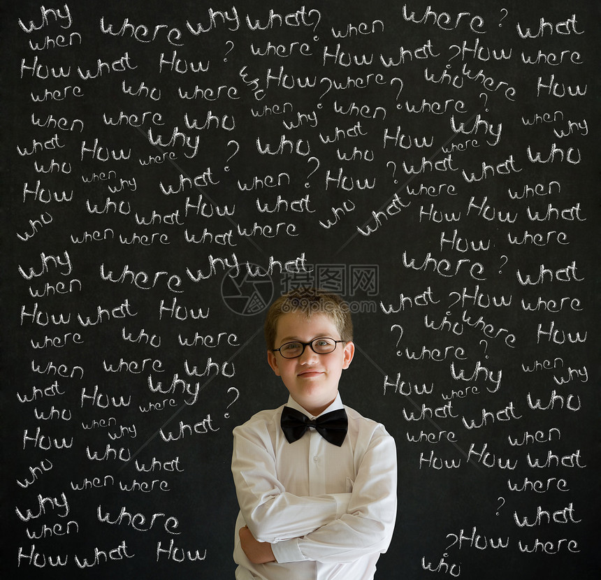 思考的男孩打扮成有粉笔问题的生意人解决方案孩子人士商务商业头脑思维心理学黑色白色图片