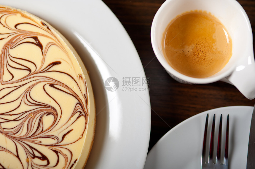 芝士蛋糕和咖啡糕点巧克力奶油食物脆皮馅饼美味盘子杯子美食图片