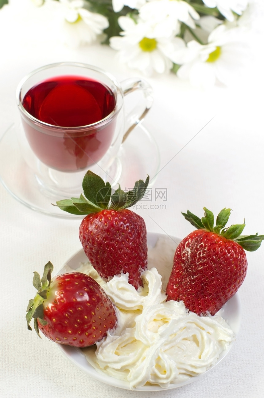 草莓加奶油和红茶陶瓷绿色甘菊白色咖啡店液体玻璃飞碟杯子甜点图片