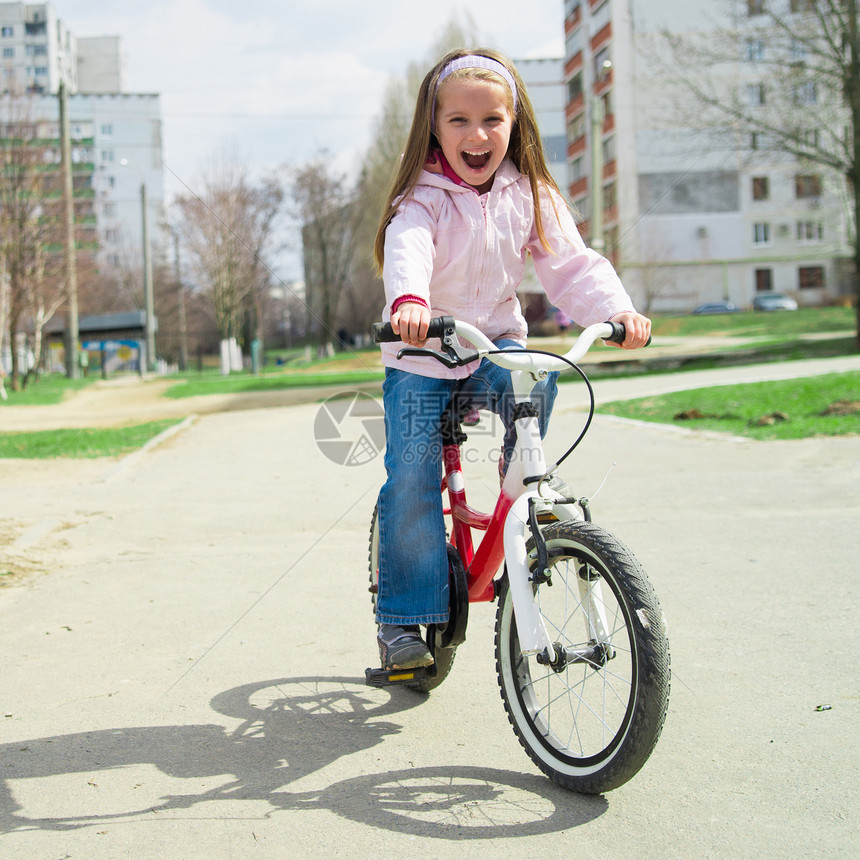 带着自行车的小女孩幸福天空幼儿园绿色骑术头盔娱乐公园快乐活动图片