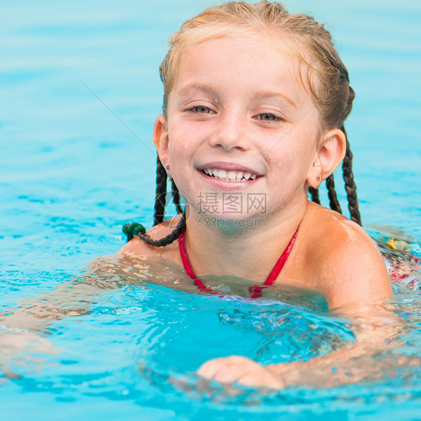 游泳时的漂亮小女孩青年比基尼快乐乐趣闲暇微笑童年幸福孩子活动图片