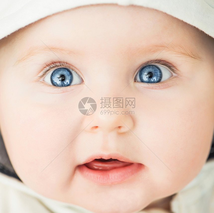 美丽婴儿的特写肖像白色新生兜帽幸福儿童孩子皮肤男生童年眼睛图片