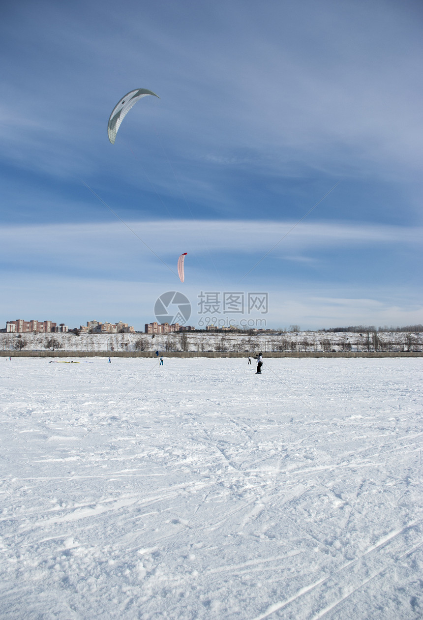 冬季风筝装备冒险活动乐趣男人滑雪头盔蓝色冲浪空气图片