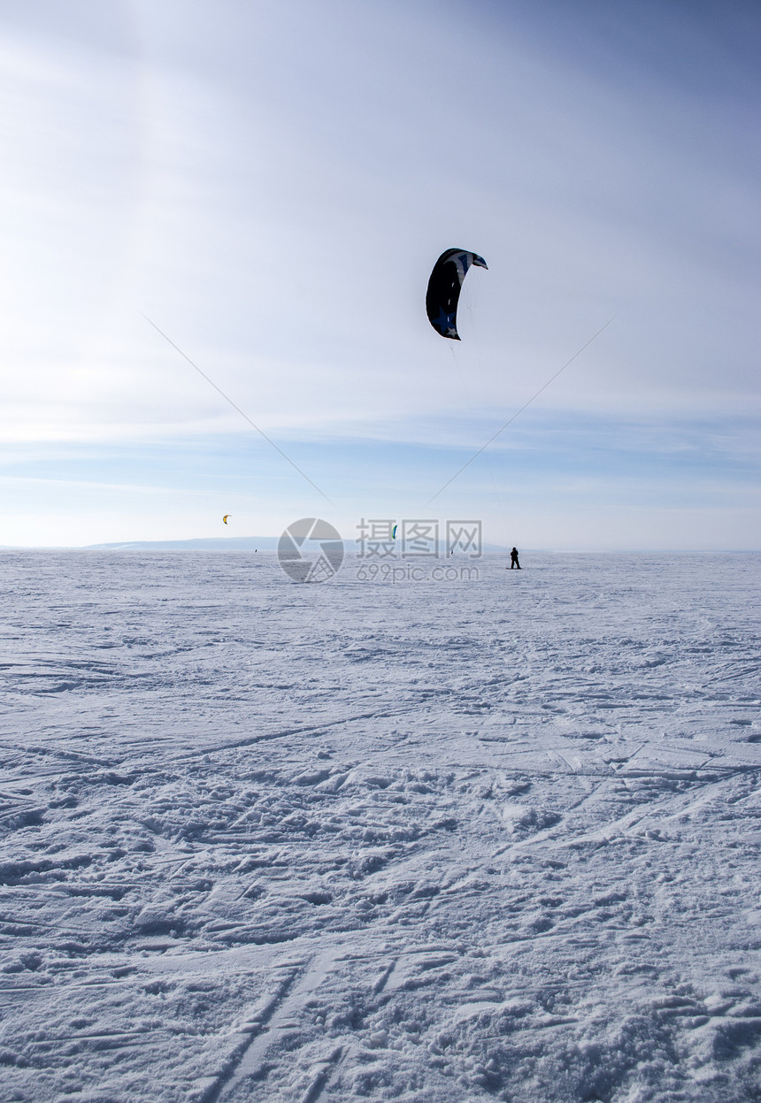 冬季风筝飞行空气装备蓝色头盔手雕力量动作男人冒险图片