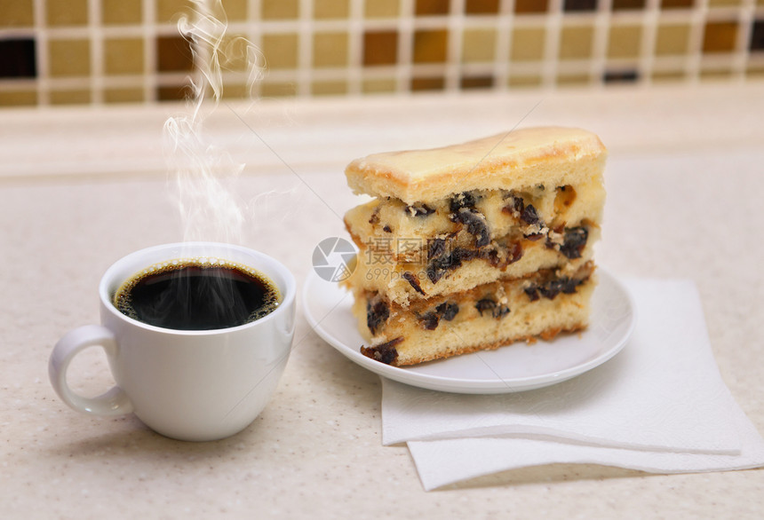 咖啡和蛋糕白色甜点盘子肉桂奢华巧克力棕色饮食食物咖啡店图片