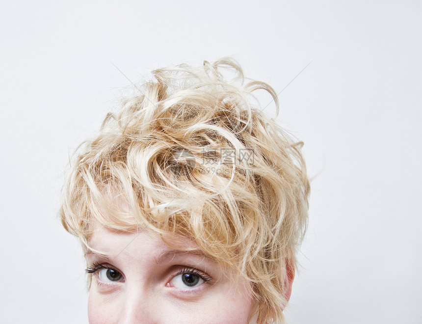 近身金色女孩头  卷毛发头发女性冒充中年人检查成人金发发型卷发白色图片