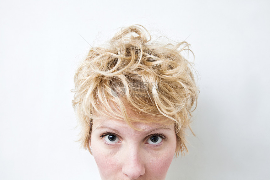 近身金色女孩头  卷毛发发型检查冒充女性白色头发卷发中年人成人金发图片