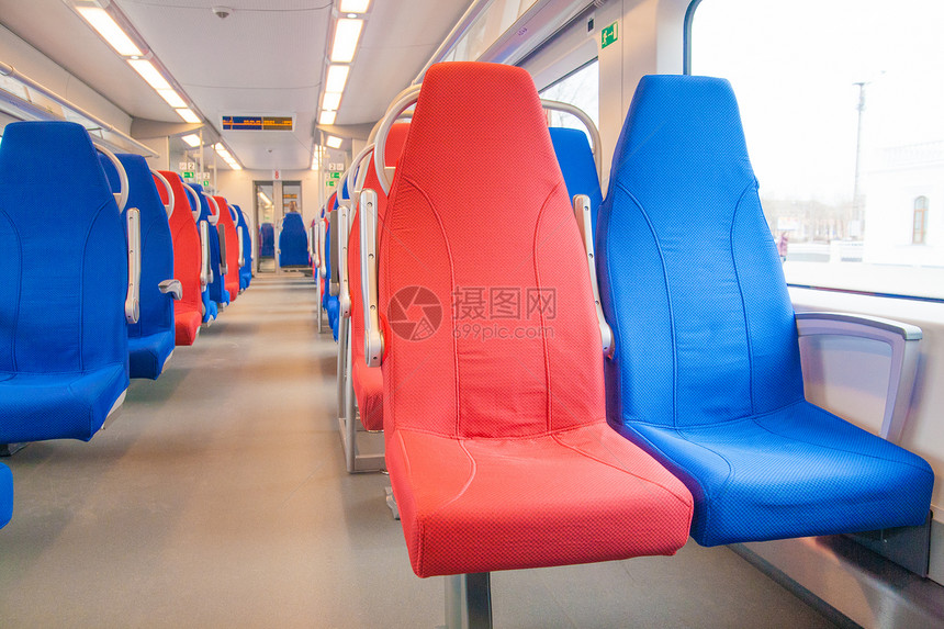 空火车上的乘客座位旅行蓝色城市铁路运输木板长椅车皮商业场景图片