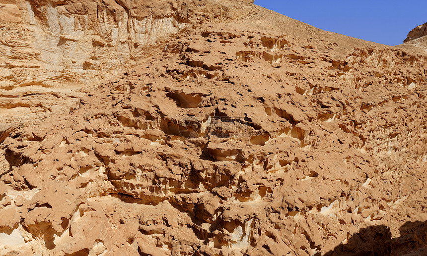 沙漠中褐色风化岩石的纹理图片