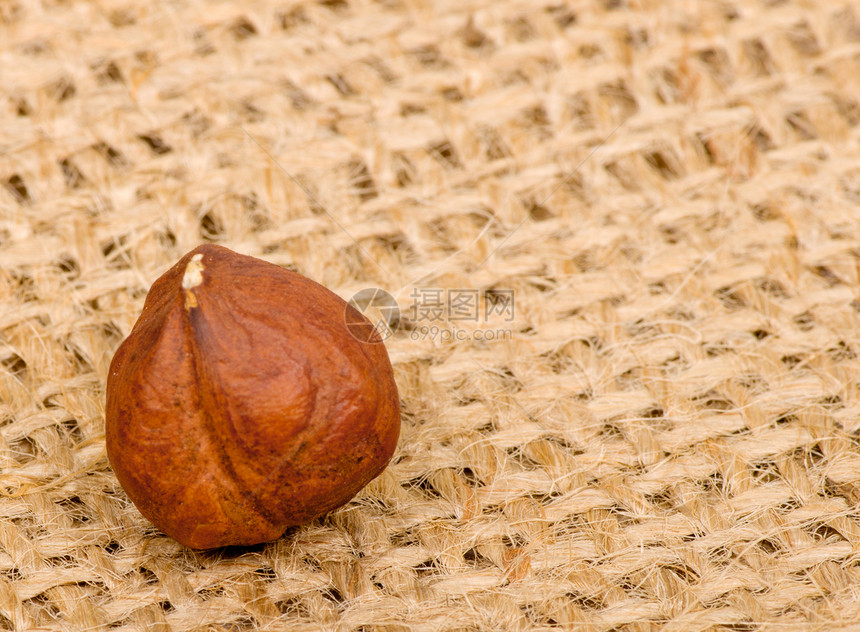 圆滑背景的黑桃栗子味道种子榛子小吃核桃季节性松鼠宏观食物白色图片