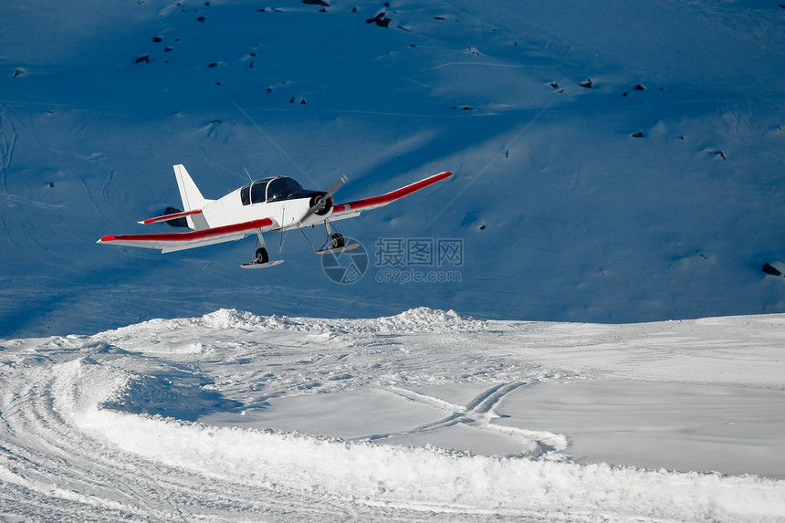 雪上飞机冰川高山白色雪景荒野机场雪地螺旋桨地形山脉图片