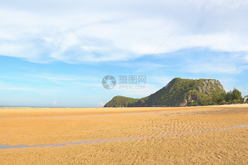 普兰山有山和蓝天空背景的海滩沙沙白色海洋假期海景蓝色风景天空旅行图片