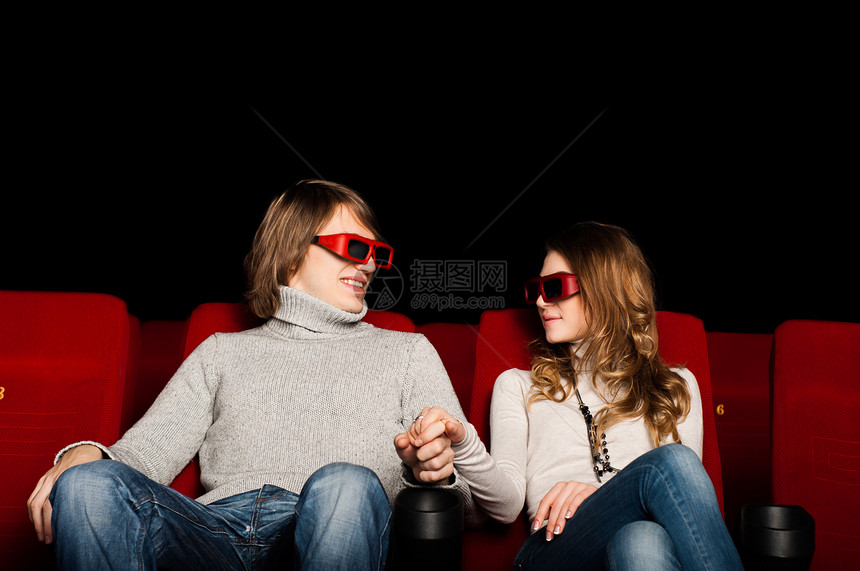 电影院中的年轻夫妇活动椅子座位夜生活金发享受成人团体夫妻女性图片
