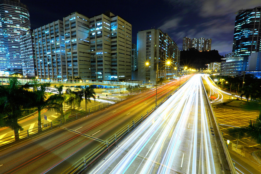 在现代城市的夜间高速公路灯光交通公寓运输住宅建筑踪迹建筑学图片