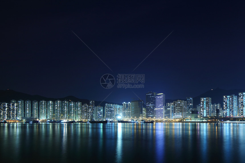 夜间城市风景建筑公寓图片