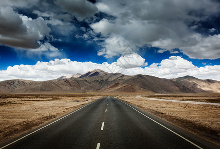 珠穆拉里山喜马拉雅山高山平原上的道路小路地平线沥青天空视野运输旅行柏油山脉马路背景