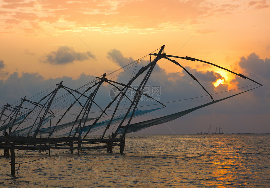 日落时中国鱼网 印度喀拉拉邦科奇支撑高知太阳地平线绳索渔网渔夫钓鱼日落图片