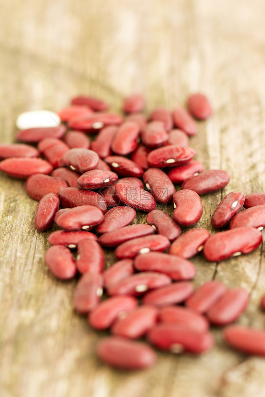 木制桌子上干枯的红豆子木头蔬菜市场植物种子团体红色饮食食物杂货店图片