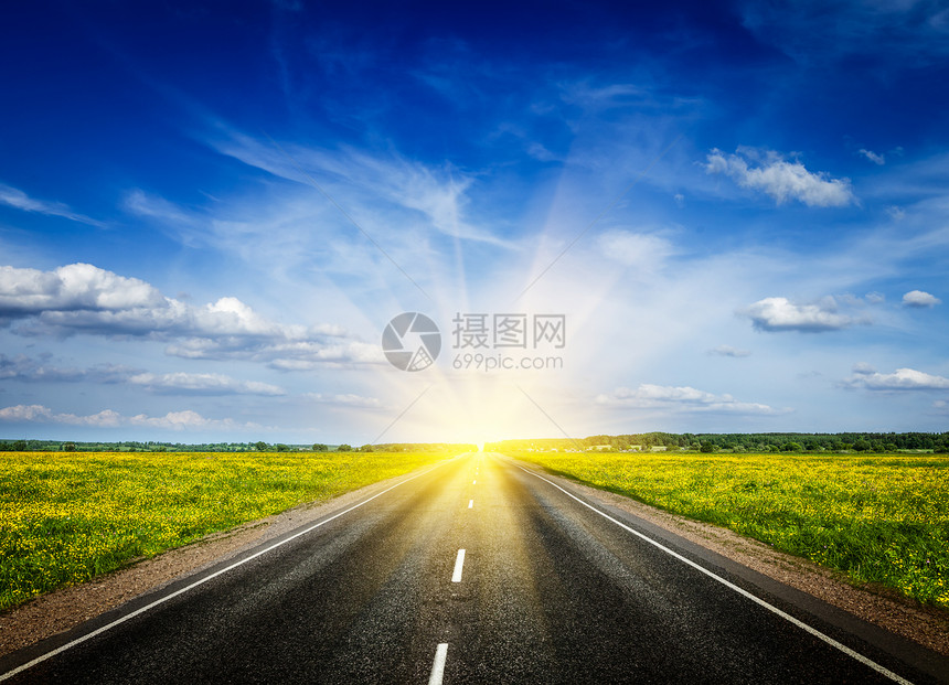 开阔的泉草地道路驾驶天气活动航程旅行场地地平线天空阳光晴天图片