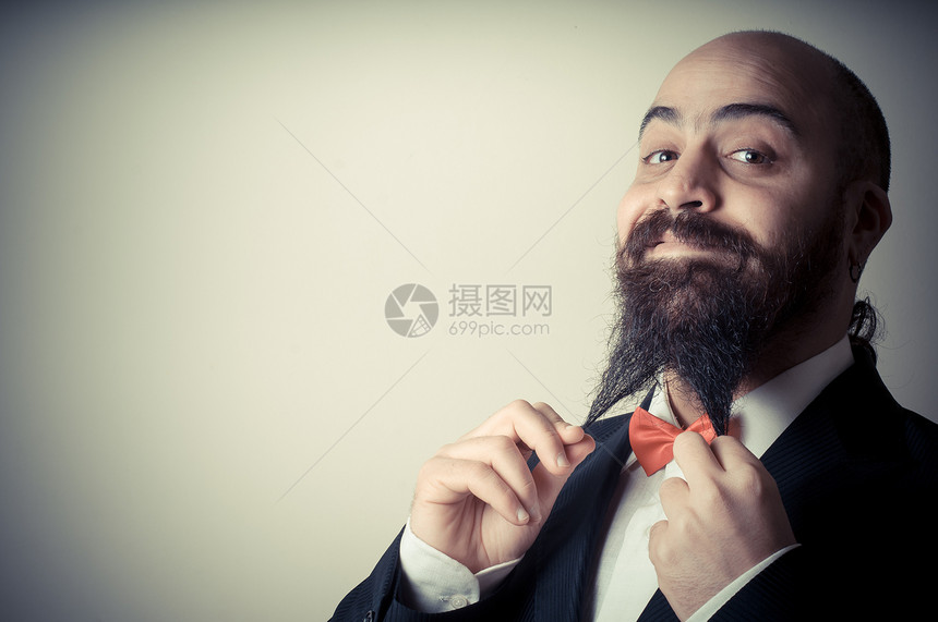 摸胡子的长胡子人 很风趣 优雅和留胡子男子男性男人商业微笑秃顶脱发工作室夹克人士商务图片