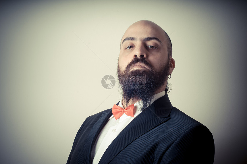 风趣优雅的长胡子男子人士男人秃顶脱发红色表情工作室领带胡须商业图片