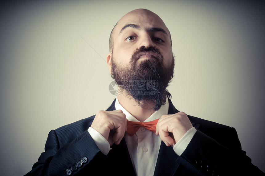 风趣优雅的长胡子男子表情红色秃顶工作室商务人士男人胡须夹克领带图片