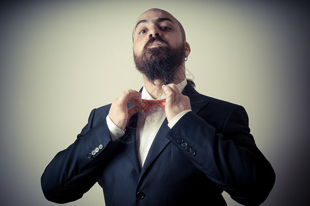风趣优雅的长胡子男子商务红色人士商业男性夹克表情领带胡须工作室背景图片