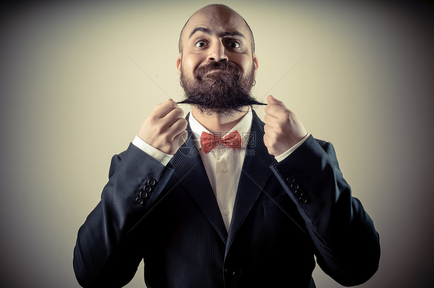 摸胡子的长胡子人 很风趣 优雅和留胡子男子男性人士工作室男人商业夹克胡须领带秃顶表情图片