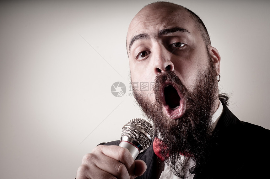 长胡子的风趣优雅歌手胡须表情脱发人士演唱家秃顶领带工作室男性麦克风图片