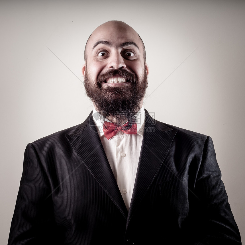 风趣优雅的长胡子男子秃顶人士红色工作室男性微笑商务商业胡须表情图片