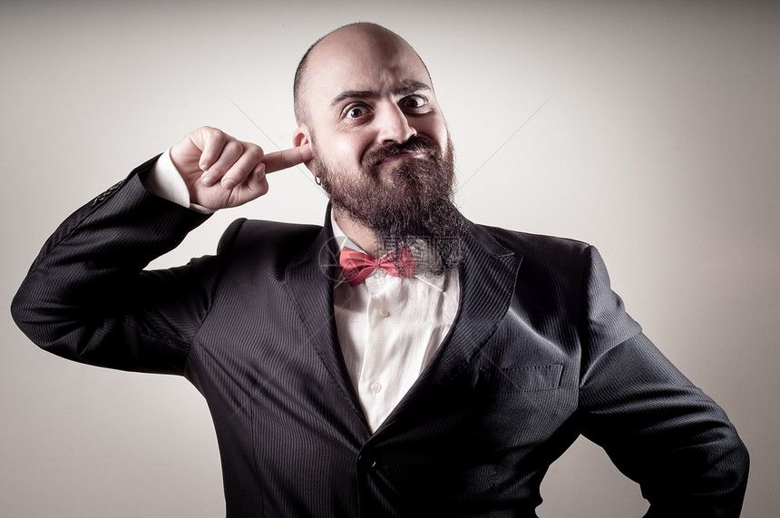可爱的优雅长胡子男 耳朵有手指商业领带秃顶脱发商务红色人士夹克胡子胡须图片