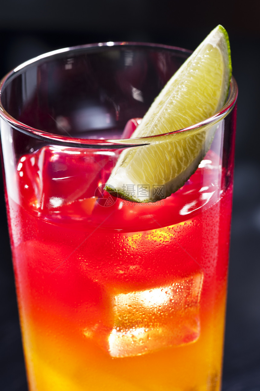 龙舌兰太阳升起鸡尾酒柠檬汁俱乐部派对酒吧玻璃冷藏水果庆典冰块饮料图片