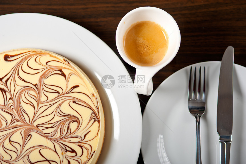 芝士蛋糕和咖啡奶制品甜点美味杯子巧克力糕点熟食蛋糕奶油宏观图片