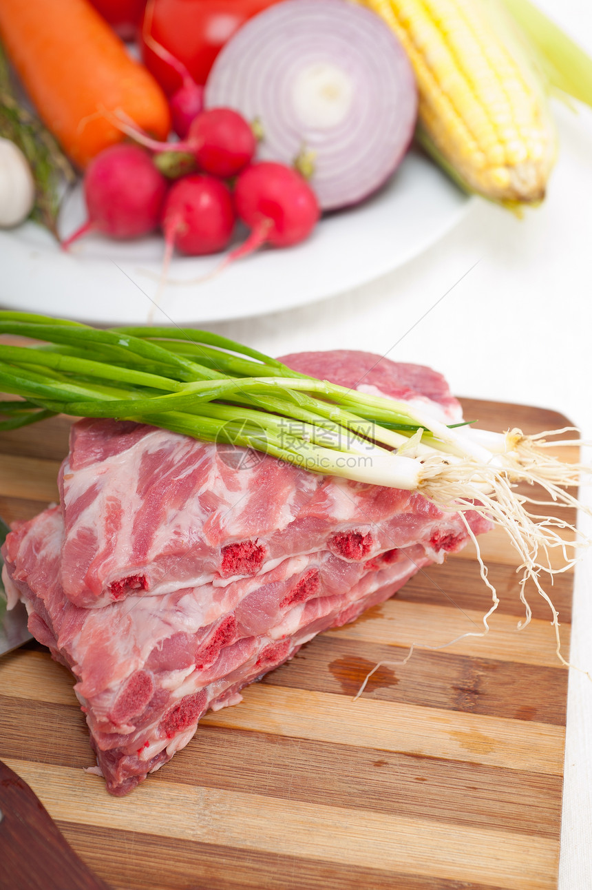 切新鲜猪肉肋排和蔬菜营养猪肉味道市场厨房工作室屠夫食物杂货店草药图片