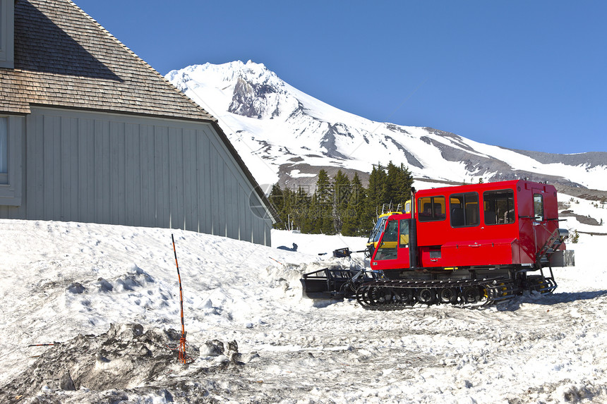 俄勒冈州山林小屋的雪犁胜地重负旅游机械地标休闲滑雪风景树木建筑图片