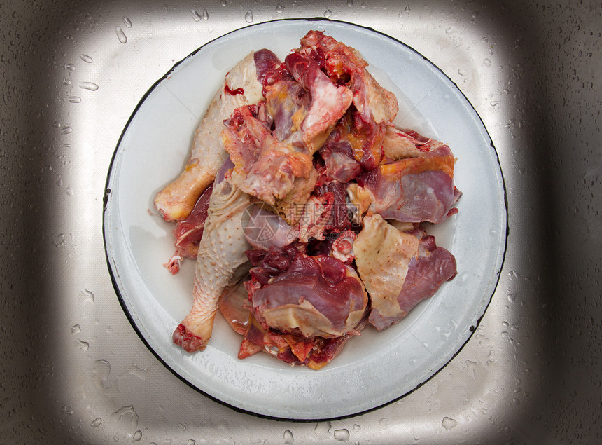 以金属背景和水滴为底的盘子上的肉食物烹饪公鸡翅膀厨师托盘食谱厨房图片