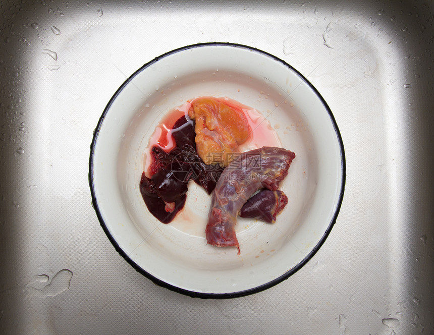 以金属背景和水滴为底的盘子上的肉公鸡厨房托盘食谱食物翅膀烹饪厨师图片
