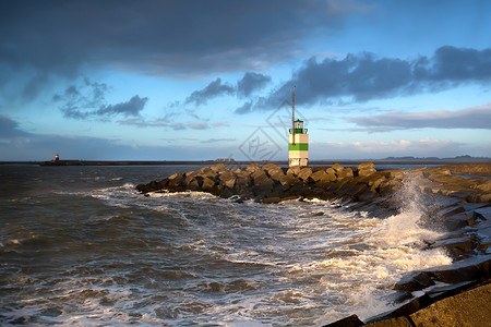 荷兰Ijmuiden北海浪和灯塔高清图片