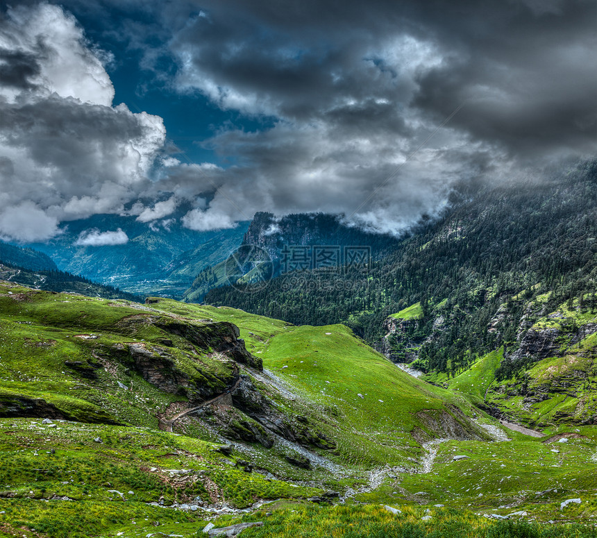 喜马拉雅山地草地荒野旅游暴风云远足晴天山脉高山岩石环境图片