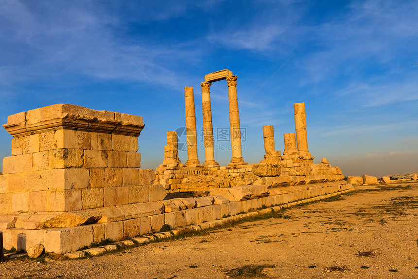 约旦AlQasr工地安曼Citadel的大力神寺宗教柱子首都天空遗迹晴天历史古董地标避难所图片