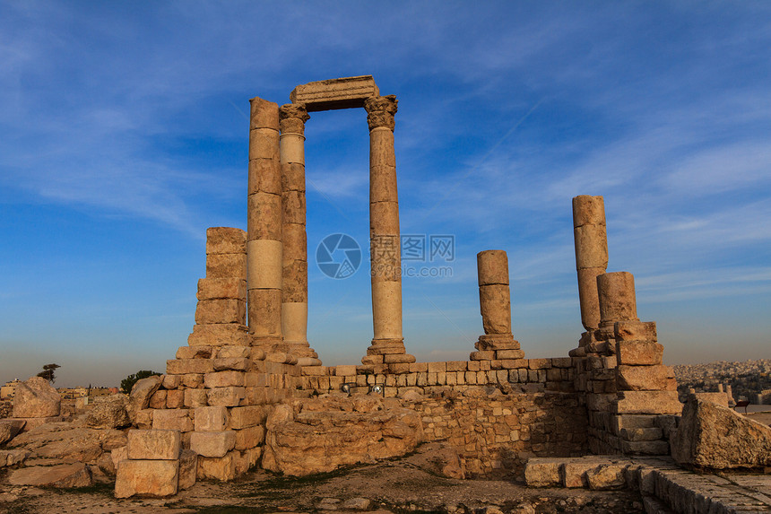 约旦AlQasr工地安曼Citadel的大力神寺天空纪念碑柱子历史性建筑学大力士地标岩石堡垒古董图片